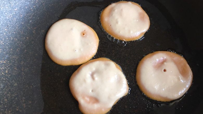 西红柿鸡蛋软饼,小火慢煎,表面出现气泡,底部凝固可以翻面,两面煎熟即可