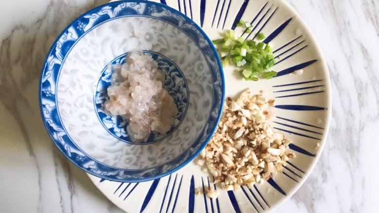 宝宝辅食之香菇虾蓉粥,<a style='color:red;display:inline-block;' href='/shicai/ 230'>香菇</a>剁碎，<a style='color:red;display:inline-block;' href='/shicai/ 3232'>香葱</a>切小段。