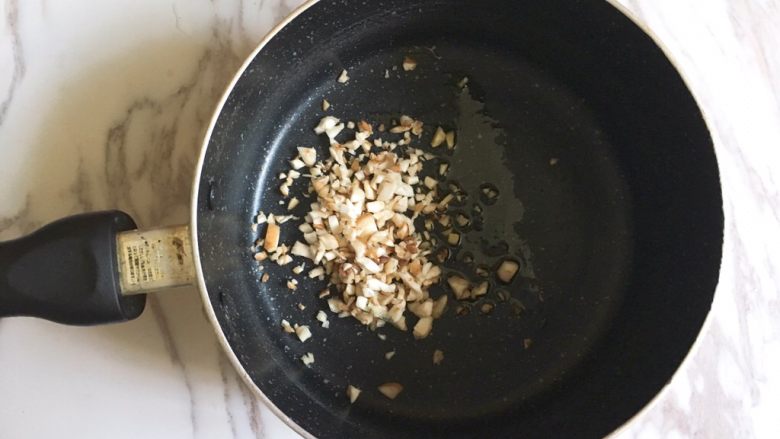 宝宝辅食之香菇虾蓉粥,奶锅放少量亚麻籽油,大火下香菇翻炒1分钟左右,个人觉得炒过后的香菇再放粥里熬煮更香。亚麻籽油含丰富的营养,比起普通菜籽油,橄榄油,亚麻籽油对宝宝更营养哦~