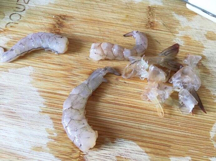 宝宝辅食之香菇虾蓉粥,煲好白粥后再处理虾,洗净去壳。