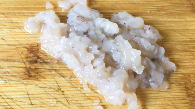 宝宝辅食之香菇虾蓉粥,剁成虾末。大点的宝宝吃可以不用剁这么碎~