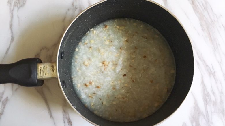 宝宝辅食之香菇虾蓉粥,加入适量白粥基底~大火熬煮2分钟至香菇熟透。