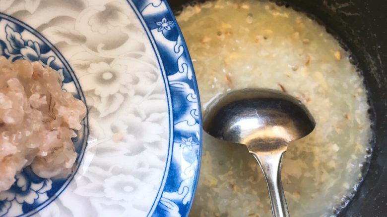 宝宝辅食之香菇虾蓉粥,倒入腌制好的虾蓉继续大火熬一分钟即可!