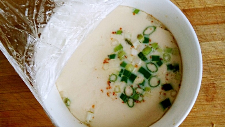 小葱鸡蛋羹,蒸好的蛋羹,撕掉保鲜膜
