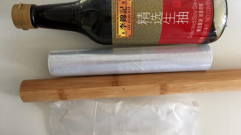 减肥版土豆泥,没有压泥器的,待土豆凉些,装双层保鲜袋捏碎,利用上图任意工具擀碎~