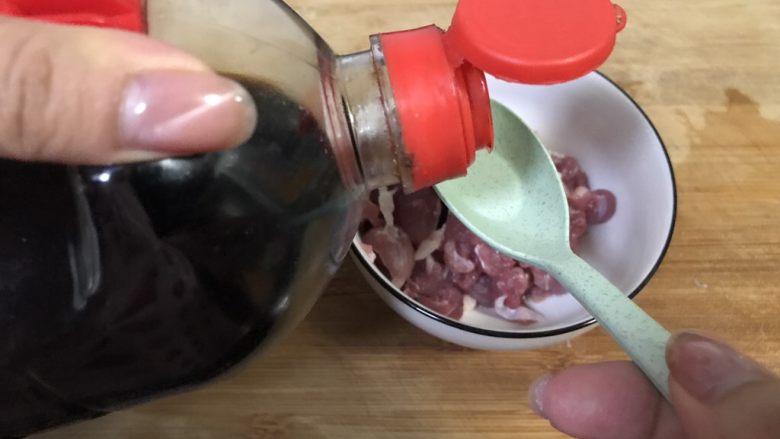 超满足便当(28),瘦肉切薄片 用两勺生抽