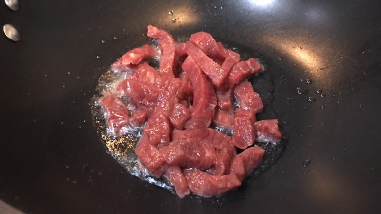 超满足便当(28),油热倒入牛肉