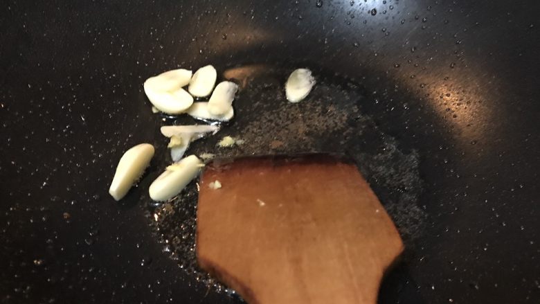 超满足便当(28),放入蒜片爆香
