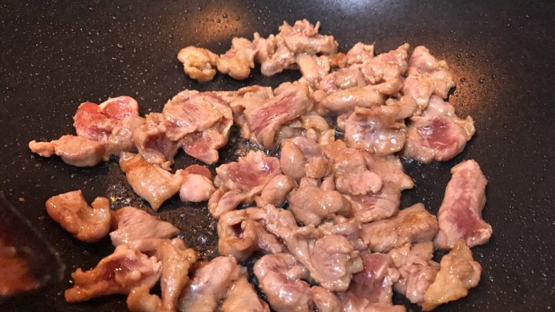 超满足便当(28),油热倒入腌制的瘦肉 翻炒 变色盛出