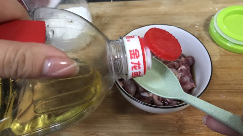 超满足便当(28),大半勺油腌制 搅拌均匀