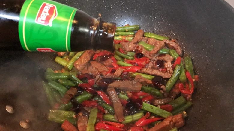 超满足便当(28),煮一会之后 翻炒到四季豆熟了 关小火 加少许耗油 翻炒均匀即可出锅