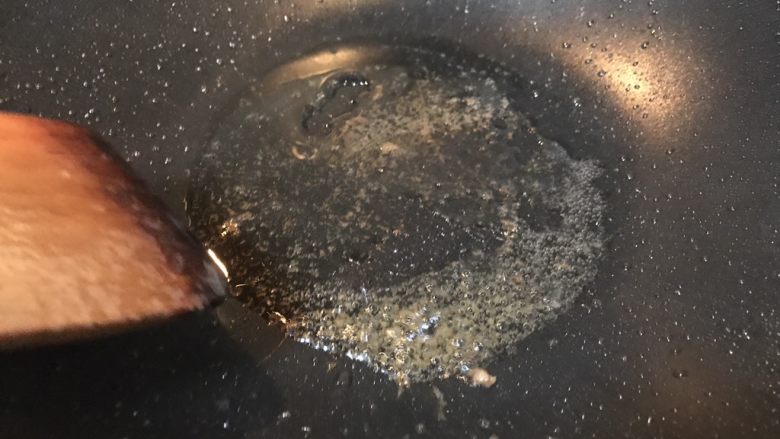超满足便当(28),炒肉剩下的油 够的话就不加 不够的就加一点油