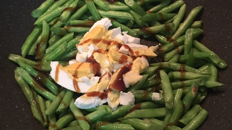 咸蛋四季豆,再淋上蚝油或带甜味的酱油膏拌炒,
