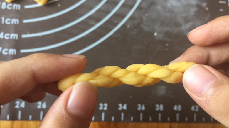 简单易做的小麻花,再次重合后,捏紧重合处,防止松开。