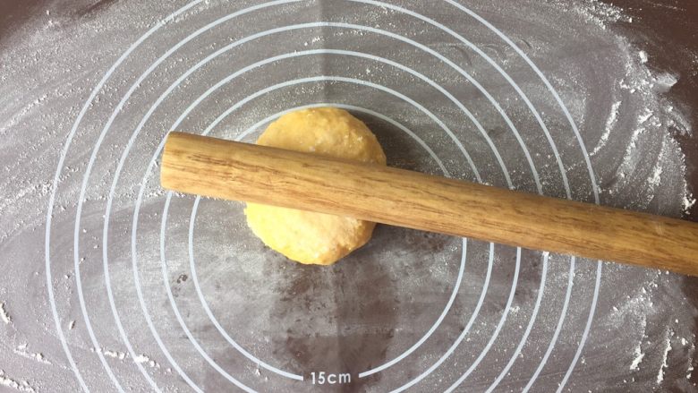 简单易做的小麻花,在垫子上撒一些面粉,将醒发好的面团取出,在面团上也撒些面粉防粘。