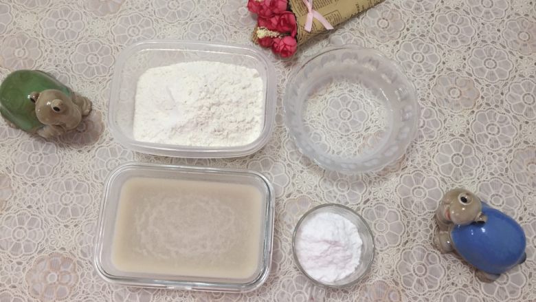 花样蛋黄酥,准备油皮材料,徒手揉皮。