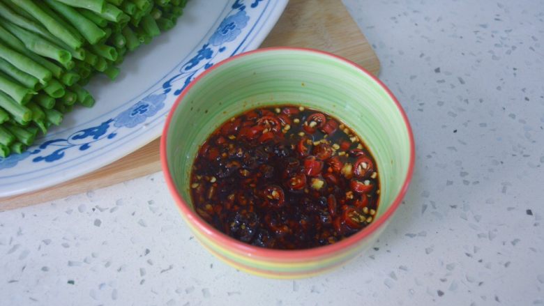 酸辣凉豇豆,将刚才的调料碗里加烧熟的香菜油、盐、<a style='color:red;display:inline-block;' href='/shicai/ 788'>生抽</a>、<a style='color:red;display:inline-block;' href='/shicai/ 768'>香醋</a>、油辣子辣椒、<a style='color:red;display:inline-block;' href='/shicai/ 869'>白砂糖</a>，然后搅拌调好。