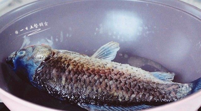 奶白鲫鱼豆腐汤,🌻小贴士:这些煎鱼的油,冲入热水后,形成脂肪的小滴。