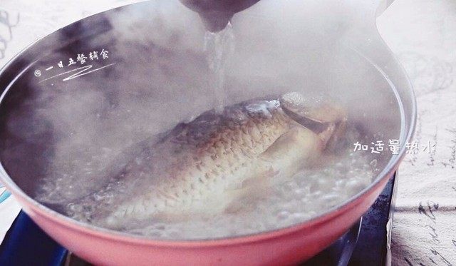 奶白鲫鱼豆腐汤,倒出多余的油,加适量热水。放入姜片,大火煮开后转中火炖10分钟。必须是热水,水还要一直保持沸腾的状态。