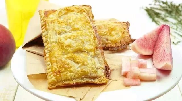 4招开启粉嫩蜜桃季!,烤盘铺烘焙纸,摆上包好的蜜桃派