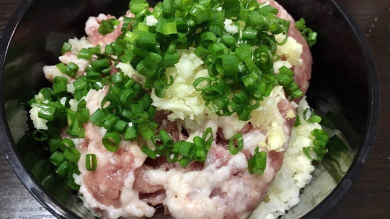 茄汁藕饼,将藕、肉末放入空碗里,先加入葱姜蒜末