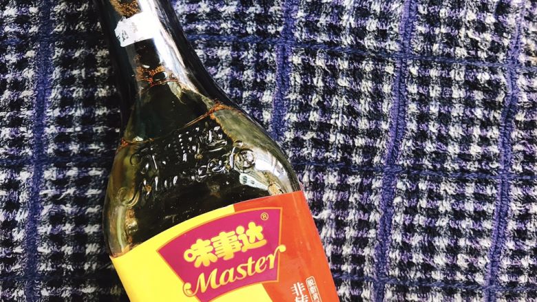 随性鱿鱼饭,酱油和酱油也是有不同的,不要用了一勺浓口的各种酱油后吐槽这道菜重口味。如果不是清淡薄口的酱油的话,千万要按照自己口味悠着点下,少下点,淡了还能撒点盐,咸了可就玩完了……
本次酱油我用的味极鲜这只,比海天酱油那只甜味明显了很多,又比较薄,和诸多材料混合后不会太抢风头,萝卜玉米各种风味都在,不会只剩下酱油味。