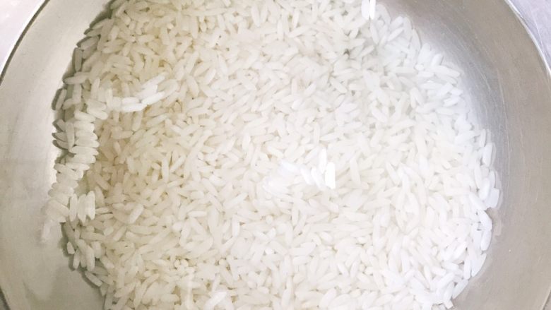 随性鱿鱼饭,首先浸泡糯米。
最好提前一小时以上浸泡,我是早上放好了泡着午饭时候再用,所以泡了大概有四个小时吧。
浸泡过程是为了待会蒸的时候容易蒸熟,八宝饭里因为有豆类不容易泡开,所以一般需要浸泡更长时间,我购买的八宝饭标签上建议浸泡四小时,供参考。