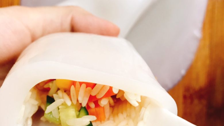 随性鱿鱼饭,用勺子把饭塞进鱿鱼里。鱿鱼太大太长则可以借助筷子。
想最后切片好看就要压实一些,以免有空洞切的时候饭洒出来了,如果跟我一样无所谓甚至觉得这样有点凌乱美的就随意塞就好(主要急着吃/急着离开火炉厨房,哪有空慢慢塞哼)。
注意不要塞得满满的,不要太接近开口,因为蒸煮过程中米粒会涨大而鱿鱼会收缩,塞太满鱿鱼会吐得满锅...啊不就是米饭会从开口那里不断被挤出来...别问我怎么知道的,也别问我刷锅刷了多久...