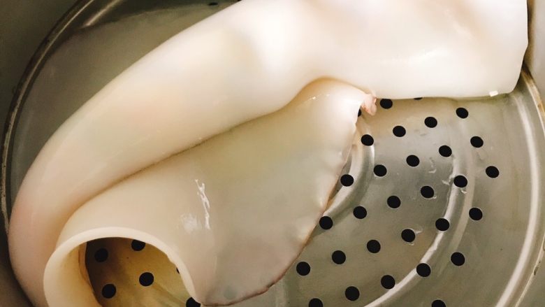 随性鱿鱼饭,然后把鱿鱼放蒸锅上蒸,就可以不管它去看剧泡茶看杂志了...
大概40分钟左右就能熟,这点根据鱿鱼大小/塞的米饭种类和数量/煤气炉火力会有不同的。如果拿不准的,塞进鱿鱼里的饭有剩或者直接就从鱿鱼里抠一点出来,盛在小碟子里放鱿鱼旁边一起蒸,每次觉得熟了就揭开盖子试吃一下碟子里的饭,碟子里的饭熟了的话鱿鱼里的饭也就熟了呀。