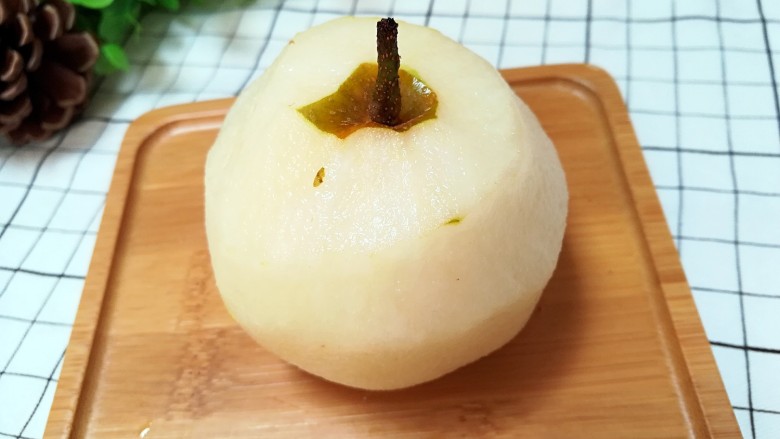 清凉水果羹,首先,咱们将梨子清洗干净,并去皮