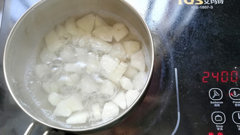 清凉水果羹,再加入1碗清水,煮10分钟左右即可,看色泽已经稍微改变