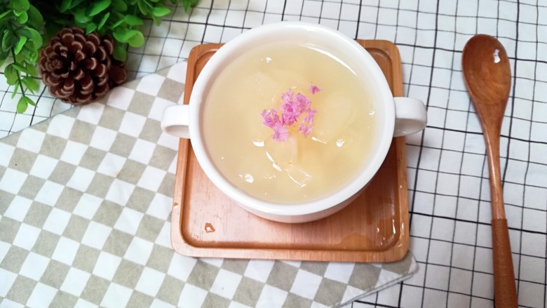 清凉水果羹,撒上洗干净的紫薇花,让梨子水果羹更加出众,刺激宝宝食欲,宝宝都是颜值控,做的美美哒,才能刺激到宝宝
