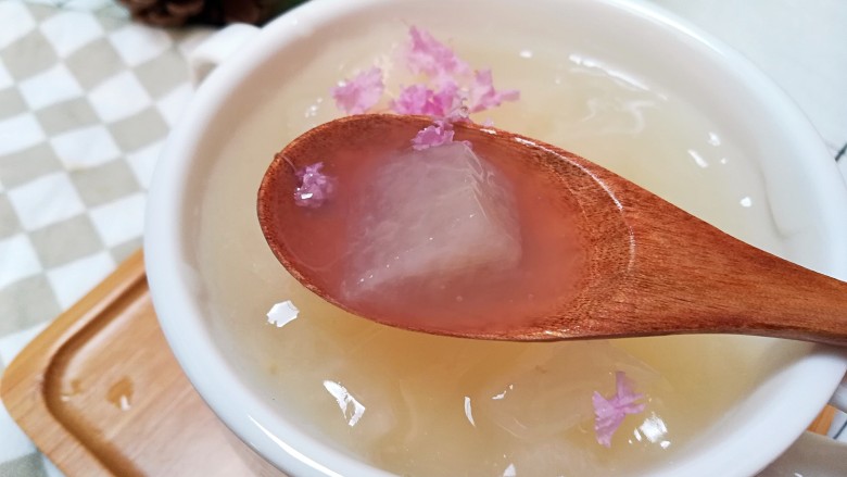 清凉水果羹,软软的梨子水果羹,酸酸甜甜的汤汁,又有点粘稠,像极了水果罐头的口感,你也不妨一试哦
