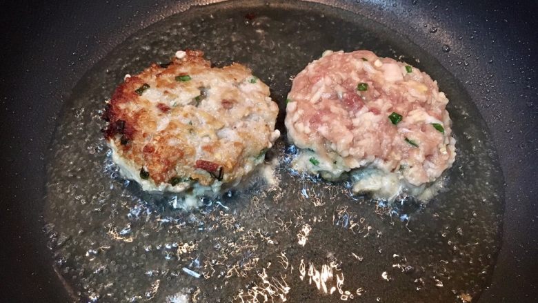 茄汁藕饼,底面煎至焦黄即可翻面,依次加入肉饼