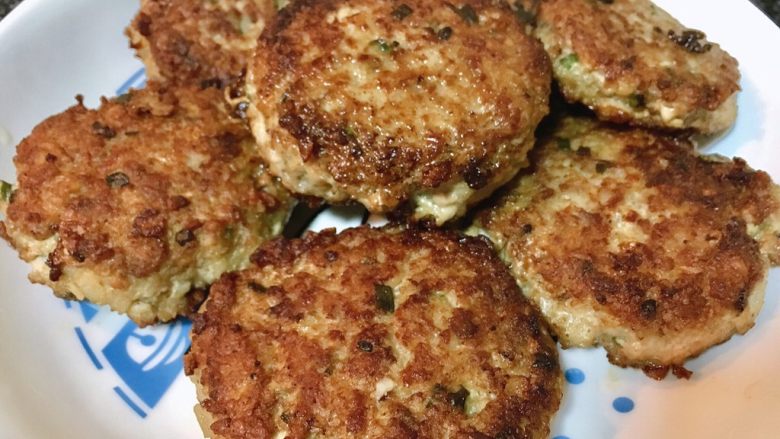 茄汁藕饼,双面煎至金黄后即可捞出,装盘备用