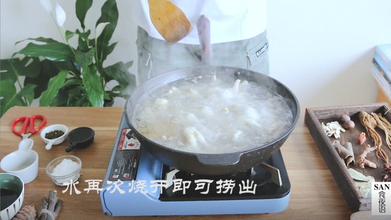 卤鸡爪,烧开后放鸡爪再次煮开