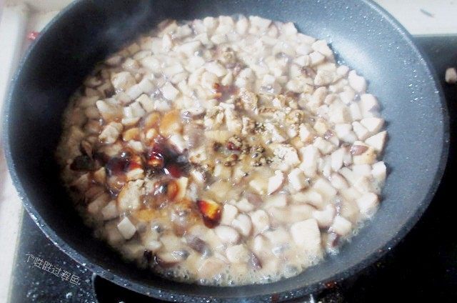 香菇鸡肉焗饭,倒入一点点水,放入耗油、味极鲜。盐进行调味