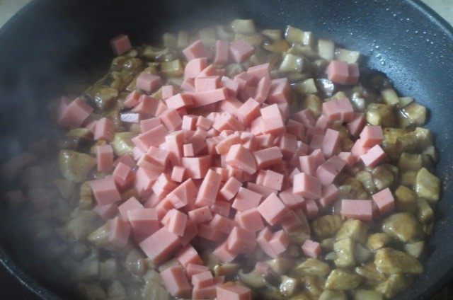 香菇鸡肉焗饭,水收干,倒入午餐肉翻炒