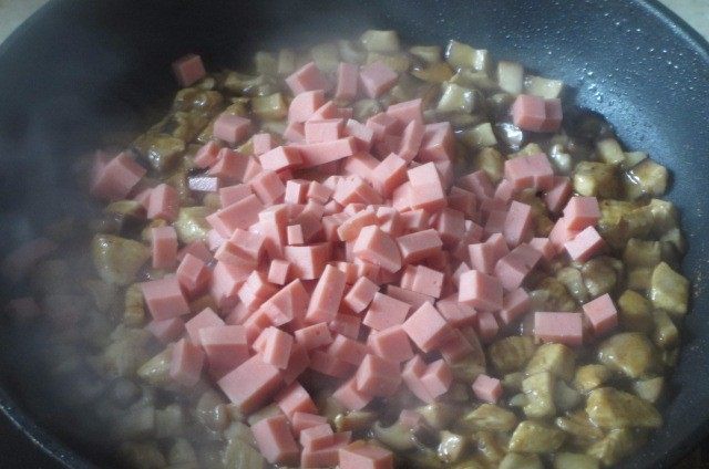 香菇鸡肉焗饭,水收干，倒入午餐肉翻炒