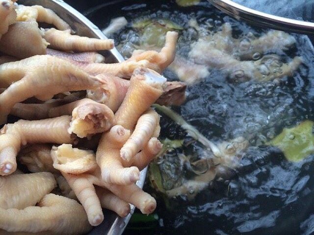 陈醋凤爪,然后再次放入鸡脚,大火煮8-10分钟左右即可。