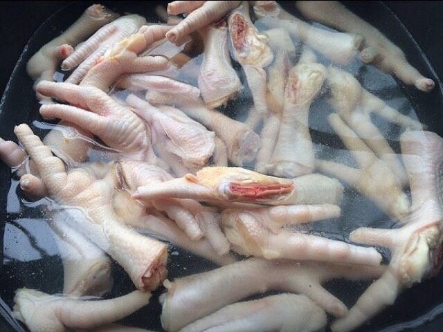 陈醋凤爪,锅中放适量的水大火煮开,放入鸡脚煮到鸡脚变色,3-5分钟左右。