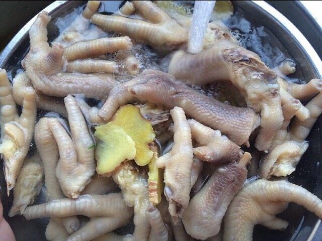 陈醋凤爪,再次捞起的鸡脚跟前面的步骤一样,再一次用冷水冲洗降温。