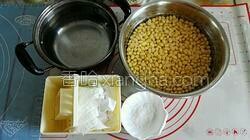 家庭自制豆腐，卫生又好吃,准备泡好黄豆洗净，<a style='color:red;display:inline-block;' href='/shicai/ 3745'>卤水</a>称重，豆腐模具，滤网布和清水备齐，<a style='color:red;display:inline-block;' href='/shicai/ 3745'>卤水</a>用1:3的比例提前化开备用（盐卤克数增加，水也要增加，是按黄豆重量来计算盐卤克数）