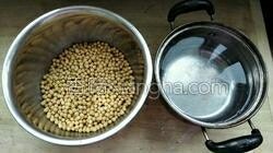 家庭自制豆腐，卫生又好吃,<a style='color:red;display:inline-block;' href='/shicai/ 3603'>黄豆</a>称重放入一盆清<a style='color:red;display:inline-block;' href='/shicai/ 156925'>水</a>泡12小时