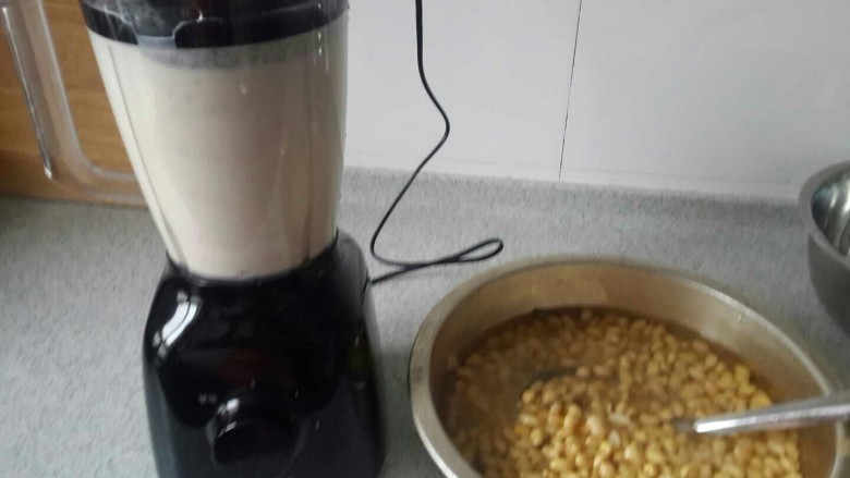 家庭自制豆腐，卫生又好吃,然后分次把泡发黄豆和适量水放入料理机桶，拧紧通电高速打2-3分钟成浆