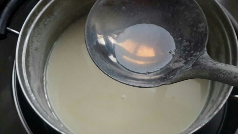 家庭自制豆腐，卫生又好吃,把化开的卤水一点点顺着锅边慢慢加入，用勺子不停搅动