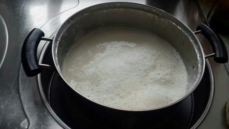 家庭自制豆腐，卫生又好吃,把豆浆放入火上，中火烧开去掉表面浮沫，转小火再煮10分钟，充分煮熟去掉豆腥味