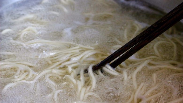 排骨面,用筷子搅拌下,以免粘锅