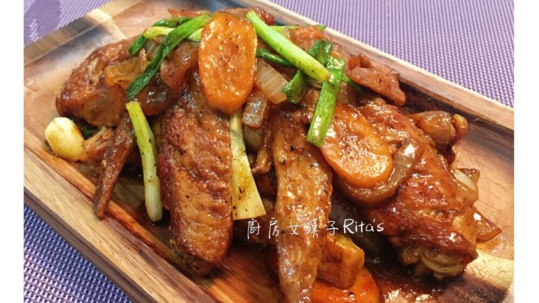 蚝油鸡翅,香喷喷的蚝油鸡翅完成~请趁热享用。