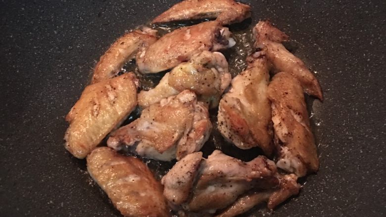 蚝油鸡翅,把两面煎上色后,